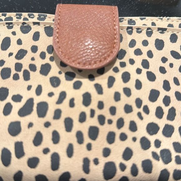 Chic Leopard Print Wristlet with Tan Accent - Picture 2 of 7